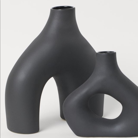 BLOGGER FAVORITE 🔥 H&M Large Black Stonewa… - Picture 2 of 5